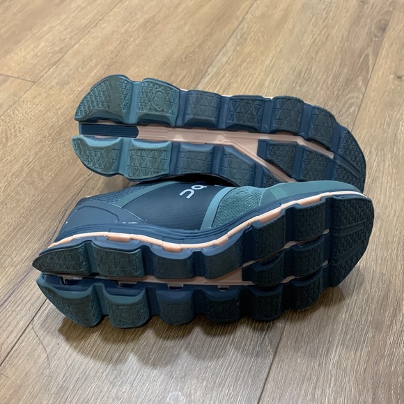 On running shoes - Picture 2 of 5